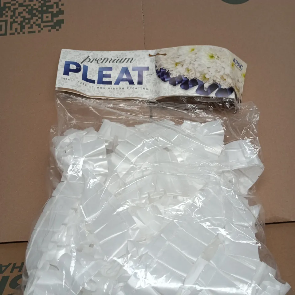 BOX OF APPROXIMATELY 15 ASSORTED ITEMS INCLUDING TINSEL JACKET, FLORAL MAGNOLIA WAX MELT SET AND PREMIUM PLEAT
