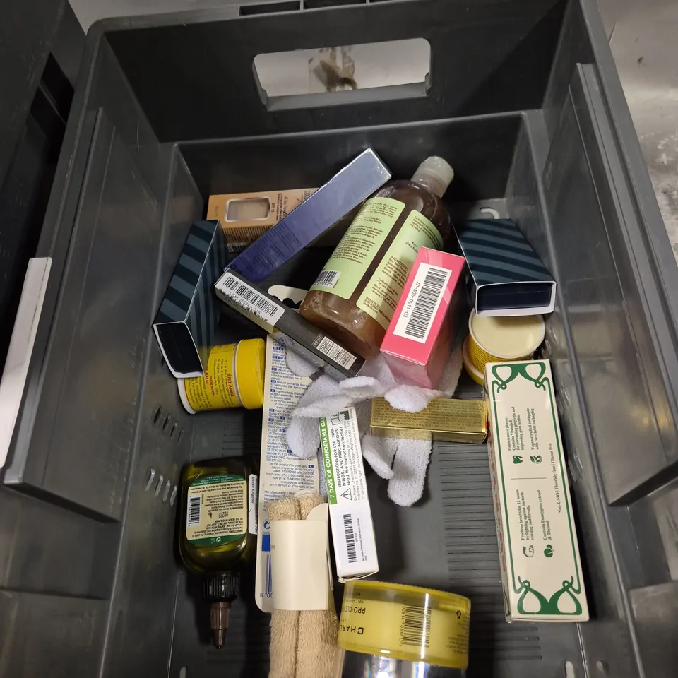 APPROXIMATELY 20 HEALTH AND BEAUTY PRODUCTS TO INCLUDE CUTICURA BODY POWDER, DOVE SOAP AND EUTHYMOL TOOTHPASTE