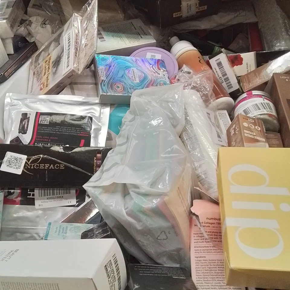 PALLET TO CONTAIN A LARGE QUANTITY OF COSMETICS