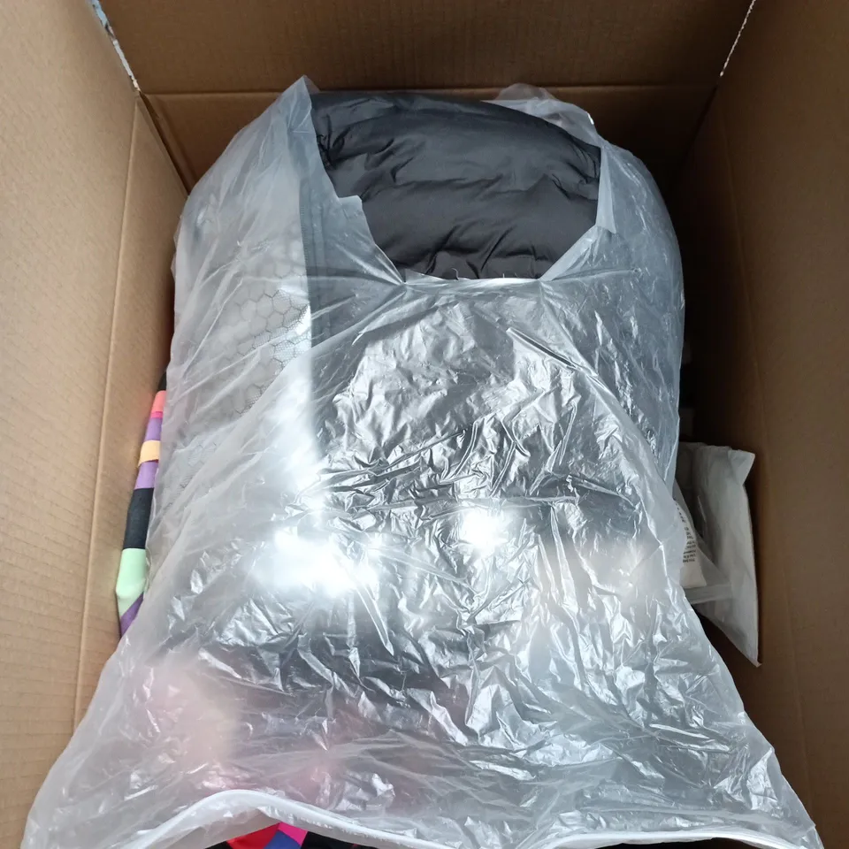 BOX OF APPROXIMATELY 10 ASSORTED CLOTHING ITEMS IN VARIOUS COLOURS, SIZES AND COLOURS 