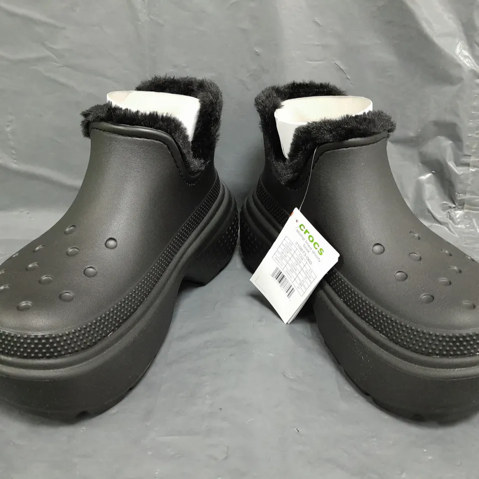 BOXED PAIR OF CROCS STOMP LINED SHORTY BOOTS IN BLACK SIZE UK M5/W6