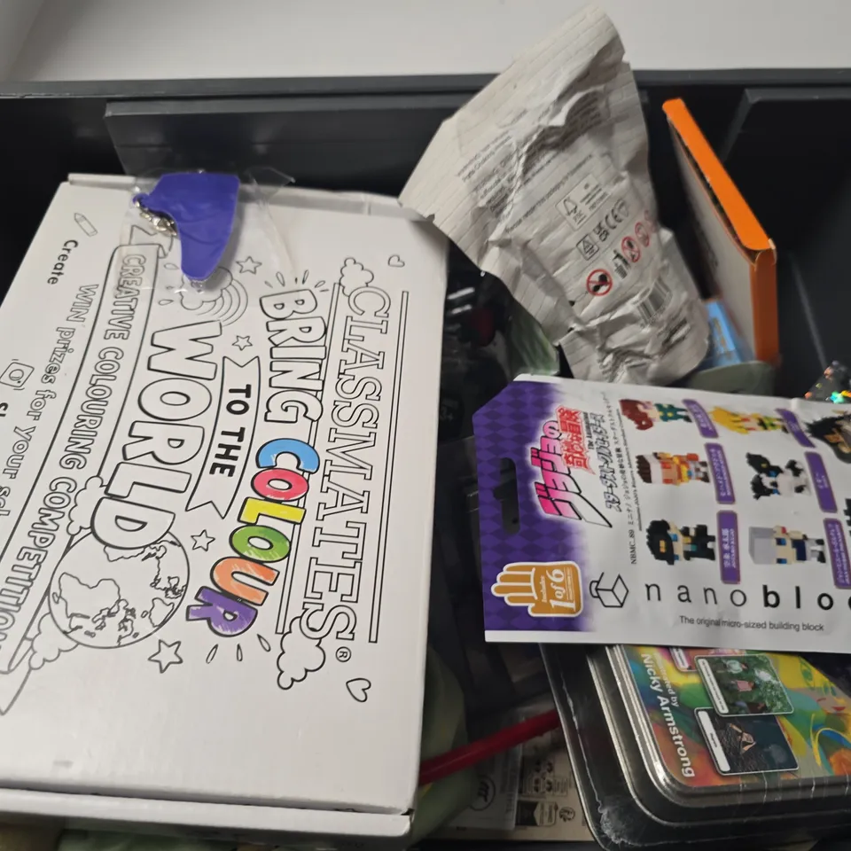 APPROXIMATELY 15 ASSORTED TOYS & GAMES PRODUCTS TO INCLUDE SPEED SPINNER, COLOURED PENCILS, HELPING TEENAGERS TALK CARDS, ETC