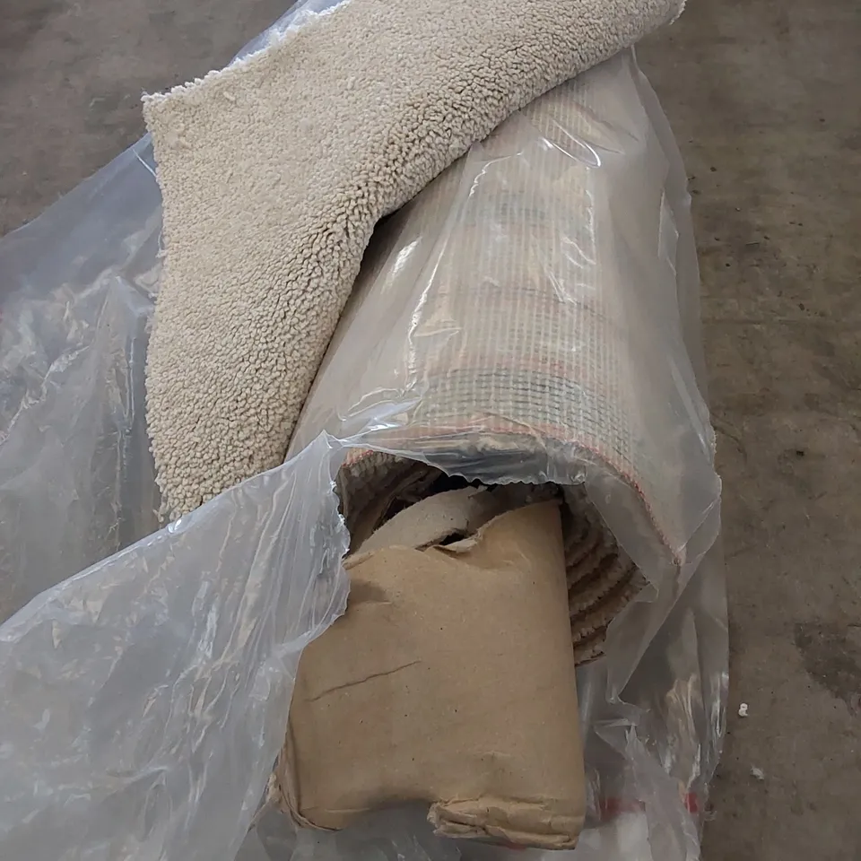 ROLL OF QUALITY HAMPTONS SWAN CARPET // SIZE: APPROXIMATELY 4 X 3m