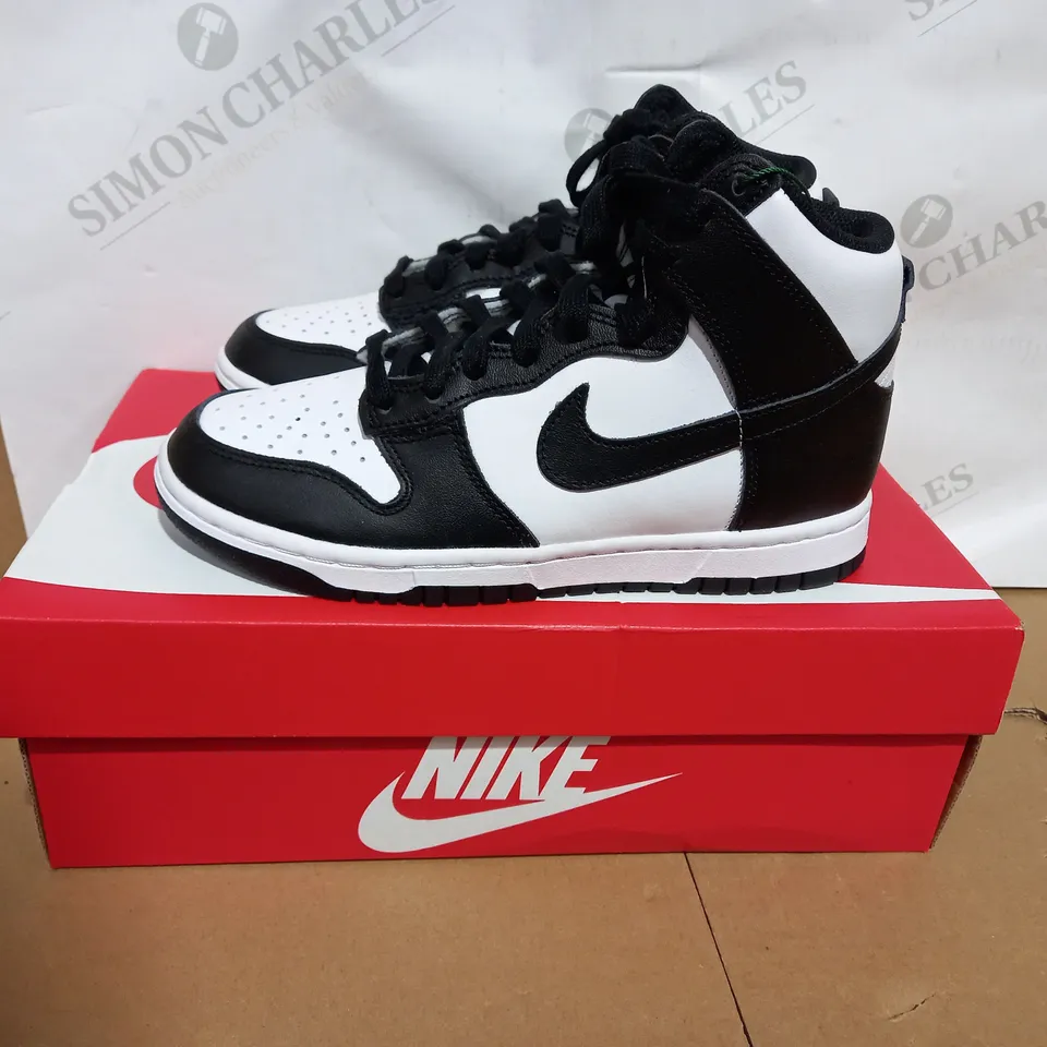 BOXED PAIR OF NIKE DUNK HIGH TOPS IN WHITE AND BLACK SIZE 4
