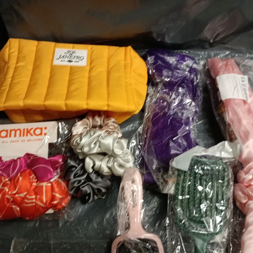 LOT OF 10 ASSORTED HEALTH AND BEAUTY ITEMS TO INCLUDE MAKE UP BAG, HAIR BRUSHES AND HAIR CURLERS