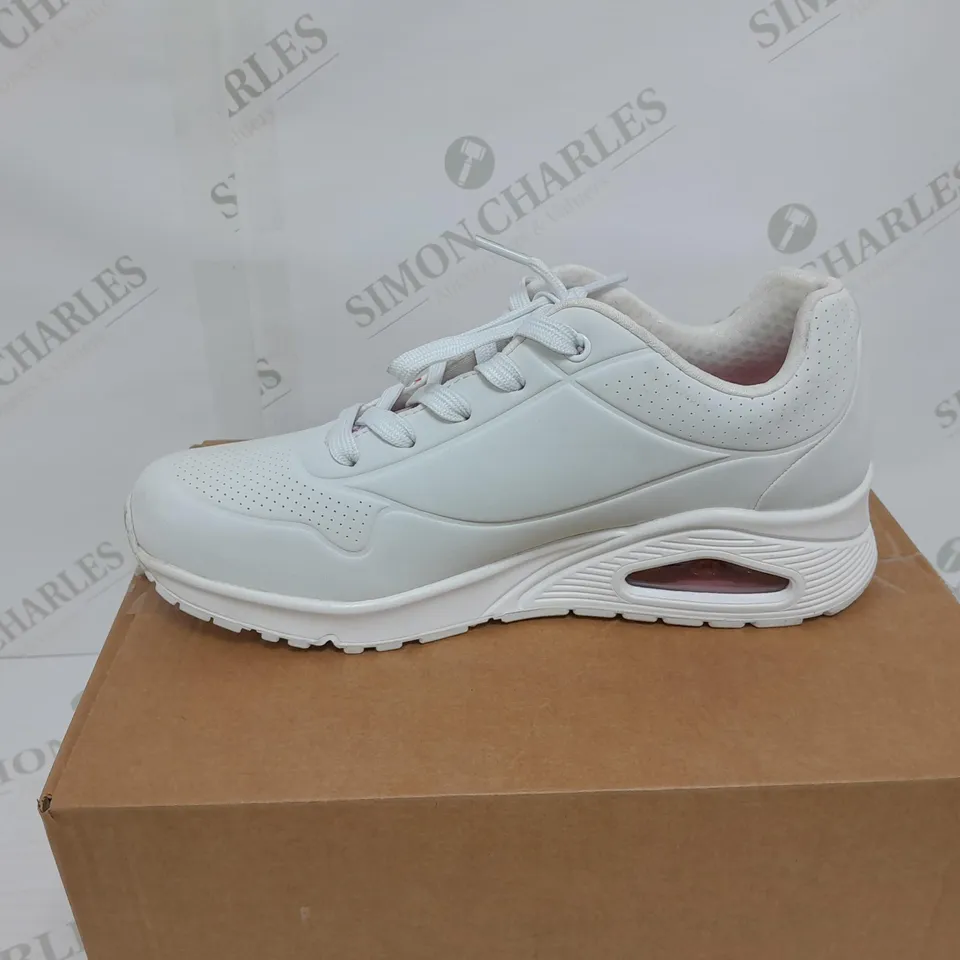SKECHERS CUSTOMIZE TRAINERS SIZE 7