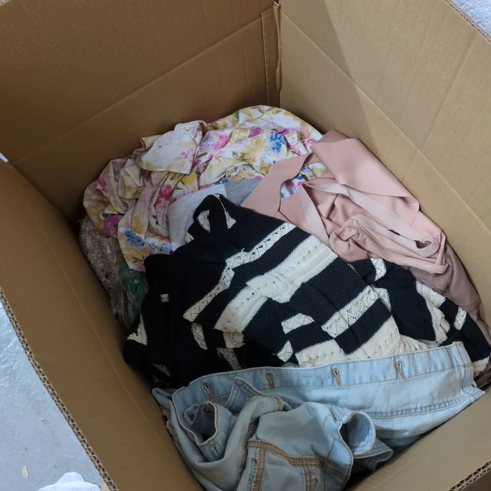 WOMEN'S CLOTHING ASSORTED LOT – DENIM, FLORALS, SATIN & METALLIC KNIT (UNLABELED SIZES) BOX OF ASSORTED 25 ITEMS APPROXIMATLEY