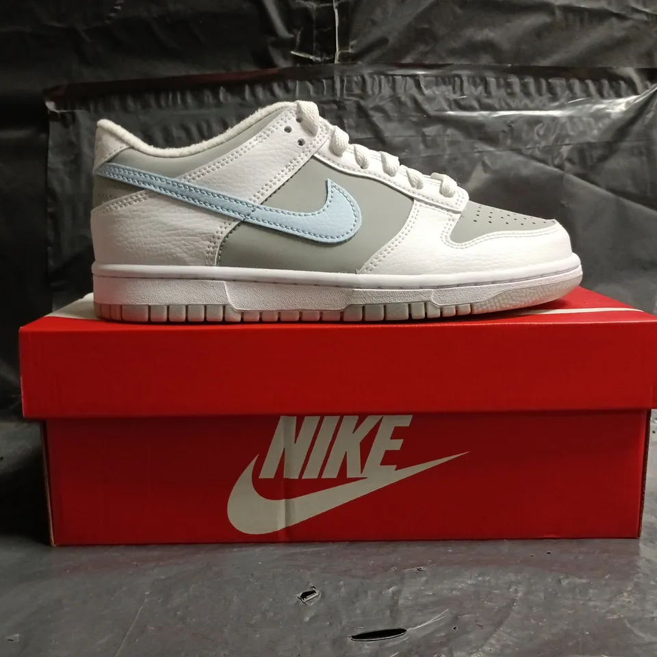 BOXED PAIR OF NIKE DUNK LOW GS GG TRAINERS IN GREY/WHITE/LIGHT BLUE SIZE UK 5