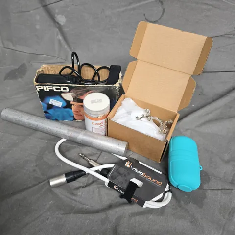APPROXIMATELY 12 ASSORTED HOUSEHOLD ITEMS TO INCLUDE HEADTORCH, LEAD TEST SWAPS, DISHWASHER SHEETS, ETC