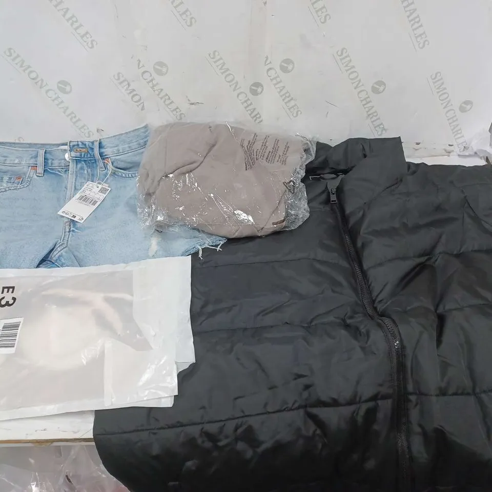 LARGE QAUNTIITY OF ASSORTED CLOTHING ITEMS TO INCLUDE GILETS, SHORTS, DRESSES, ETC