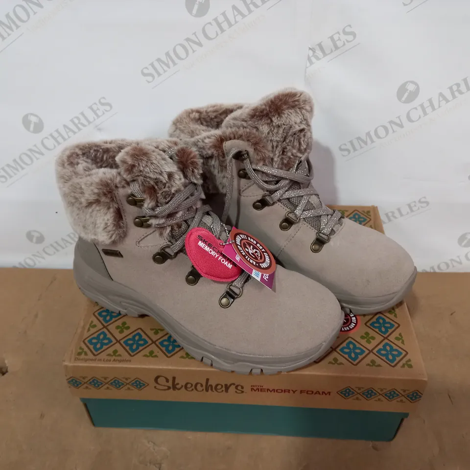 BOXED PAIR OF SKECHERS - SIZE 4.5
