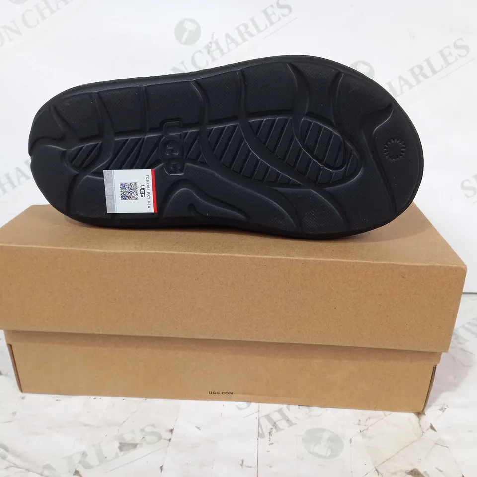 BOXED PAIR OF UGG K SPORT YEAH OPEN TOE SHOES IN BLACK UK SIZE 1