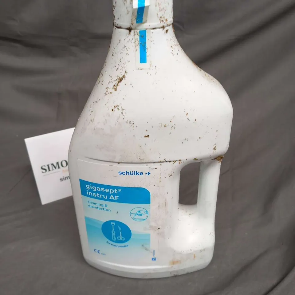 SEVEN BOTTLES OF SCHULKE GIGASEPT INTRU AF CLEANING AND DISINFECTION 2L