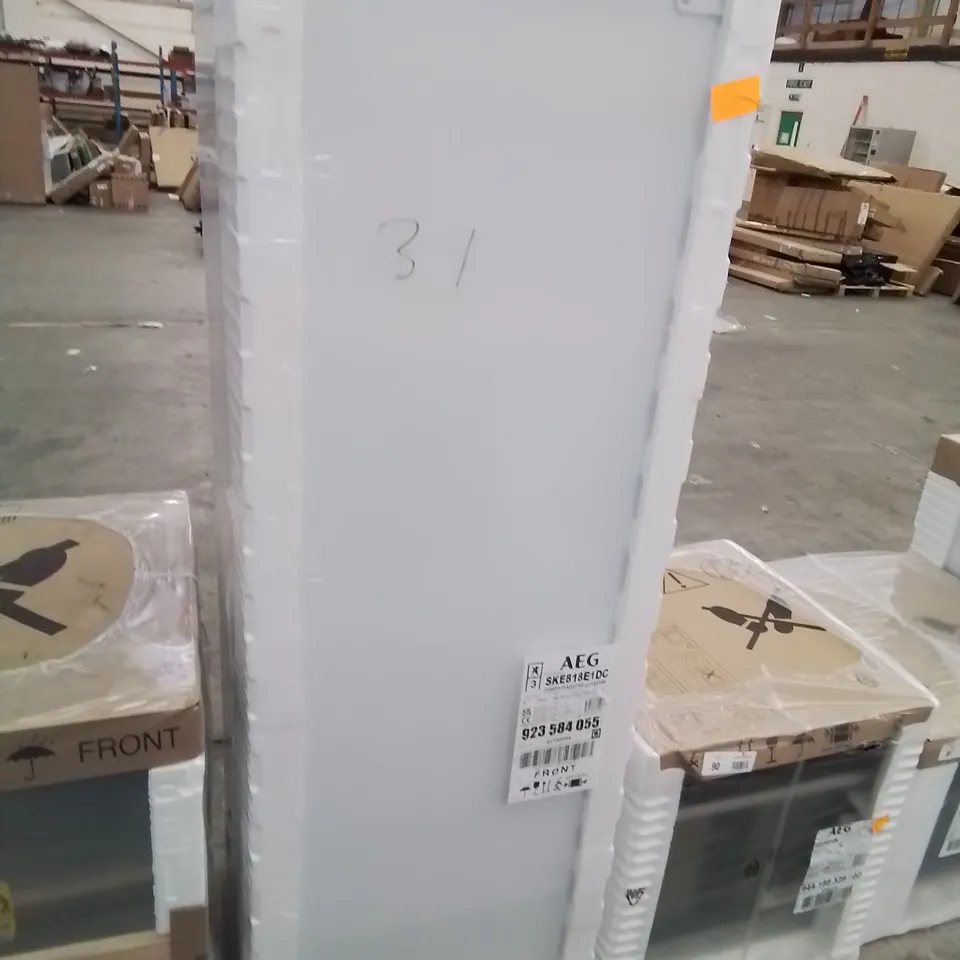 AEG 6000 SERIES TALL INTEGRATED FRIDGE 310L MODEL SKE818E1DC RRP £1000