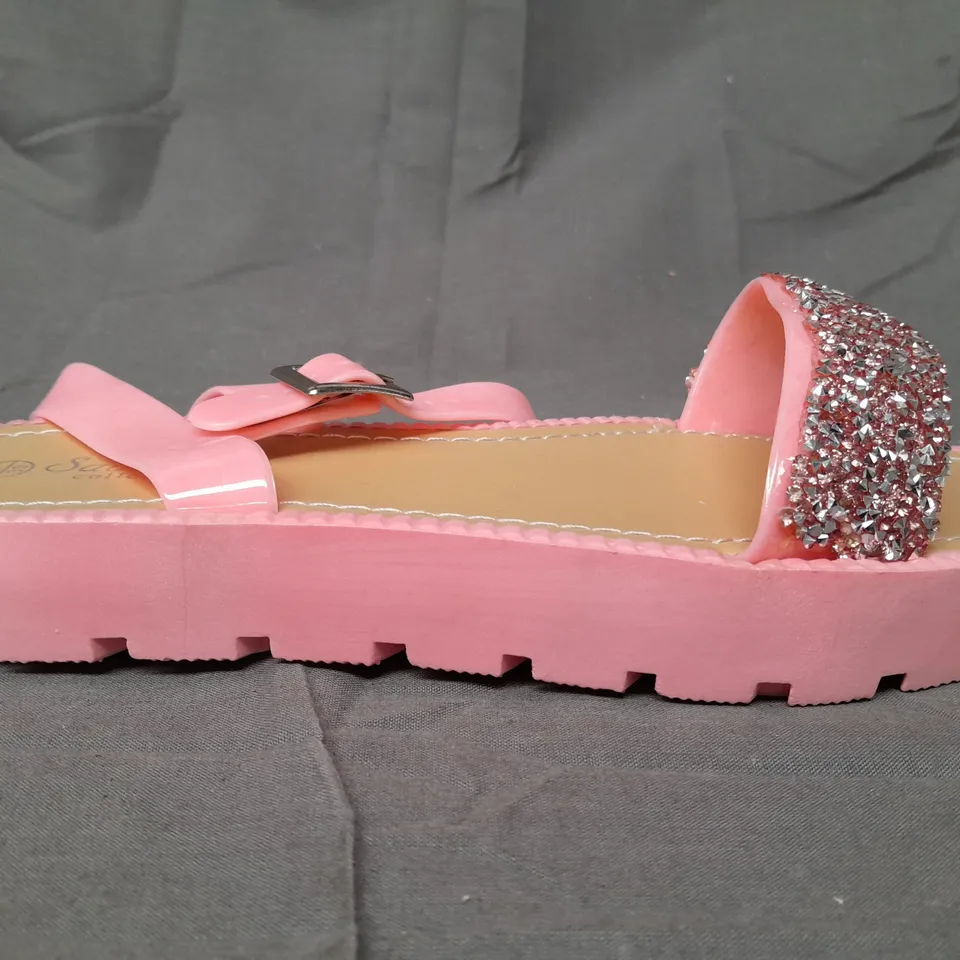 BOX OF APPROXIMATELY 15 PAIRS OF SAVANNAH OPEN TOE SANDALS IN PINK W. GLITTER EFFECT - VARIOUS SIZES