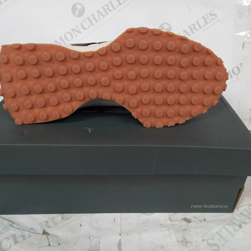 BOXED PAIR OF NEW BALANCE SHOES IN WHITE/BROWN UK SIZE 6.5