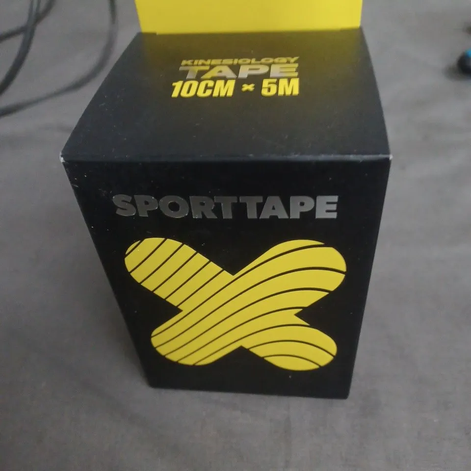 APPROXIMATELY 20 ASSORTED HOUSEHOLD ITEMS INCLUDING CHRISTMAS BAUBLE , SPORT TAPE AND PET GROOMING TOOL