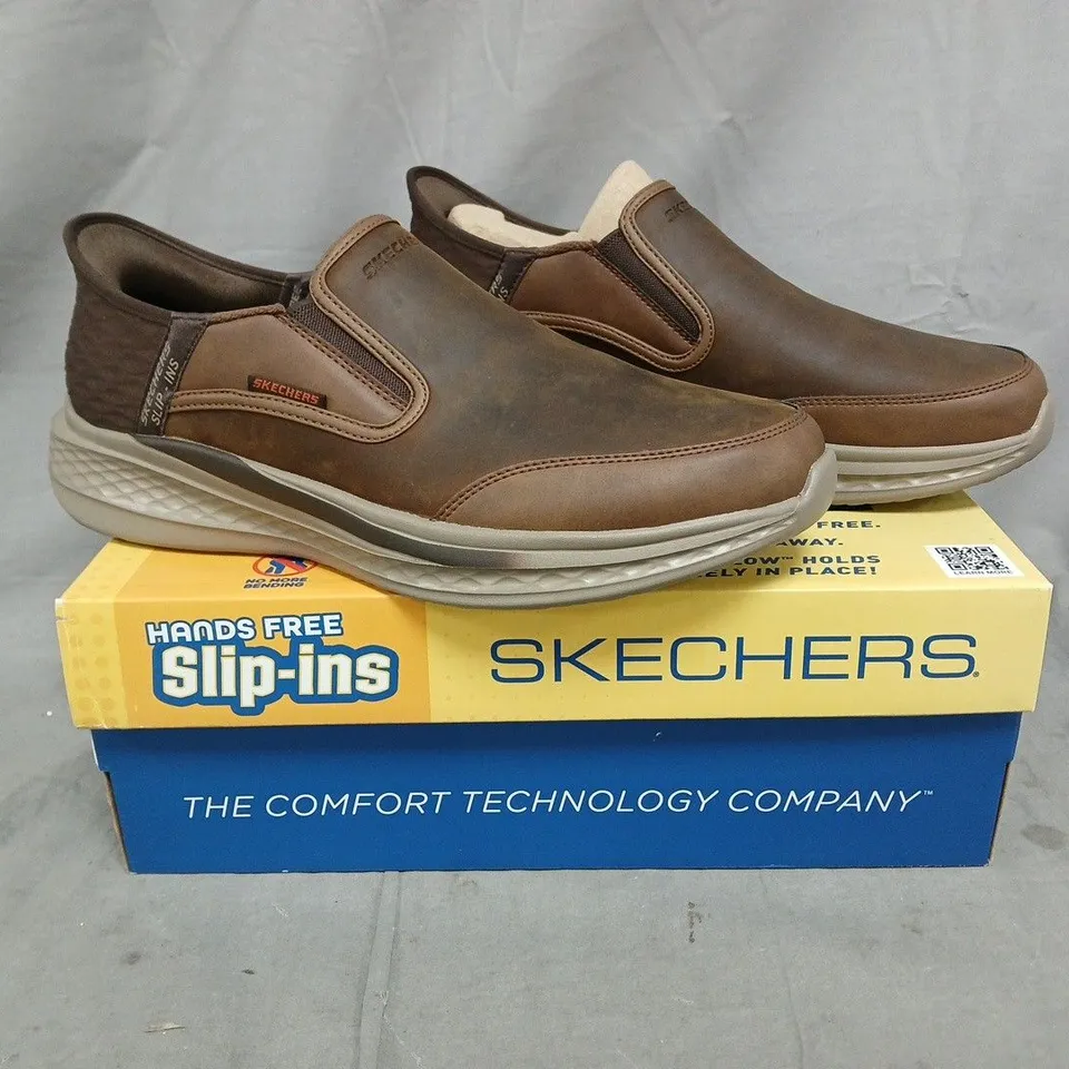 BOXED PAIR OF SKECHERS SLIP-INS LOAFERS IN BROWN SIZE 10