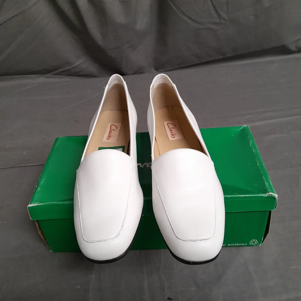 BOXED PAIR OF CLARKS WHITE LEATHER SHOES SIZE UK 6.5