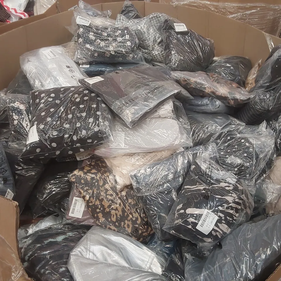 PALLET CONTAINING APPROXIMATELY 600x BRAND NEW ASSORTED DESIGNER CLOTHING ITEMS INCLUDING: JOANNA HOPE DRESS, SIMPLY BE TOP, BATHING SUIT, MAGISCULPT JEANS ECT