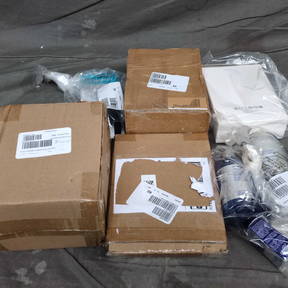 APPROXIMATELY 15 ASSORTED ITEMS TO INCLUDE MAGIC CANDLES, CE GRAVY JUG, CHAMPOP, ETC