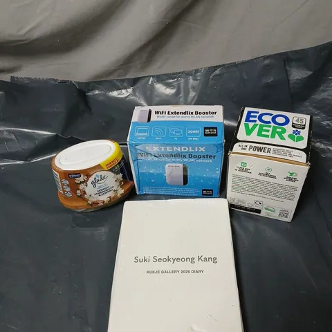 APPROXIMATELY 15 ASSORTED HOUSEHOLD ITEMS TO INCLUDE ECO VER DISHWASHER TABLETS, WIFI BOOSTER, GLADE BATHROOM GEL, KUKJE GALLERY 2026 DIARY ETC