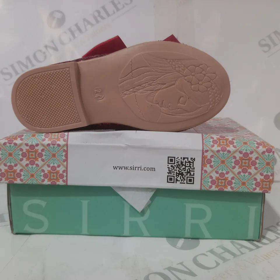 BOXED PAIR OF SIRRI INFANT SHOES IN RED W. GLITTER EFFECT AND BOW DETAIL UK SIZE 7
