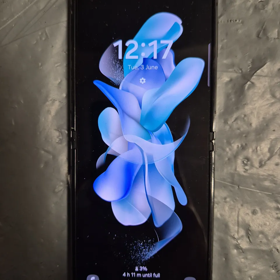 SAMSUNG GALAXY Z FLIP 4 SMARTPHONE IN PURPLE