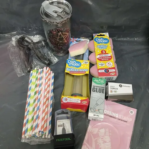 APPROXIMATELY 15 ASSORTED HOUSEHOLD PRODUCTS TO INCLUDE DRINKS CONTAINER, DISH MATIC WONDER WAND, MULTIFUNCTIONAL GLUE ETC 