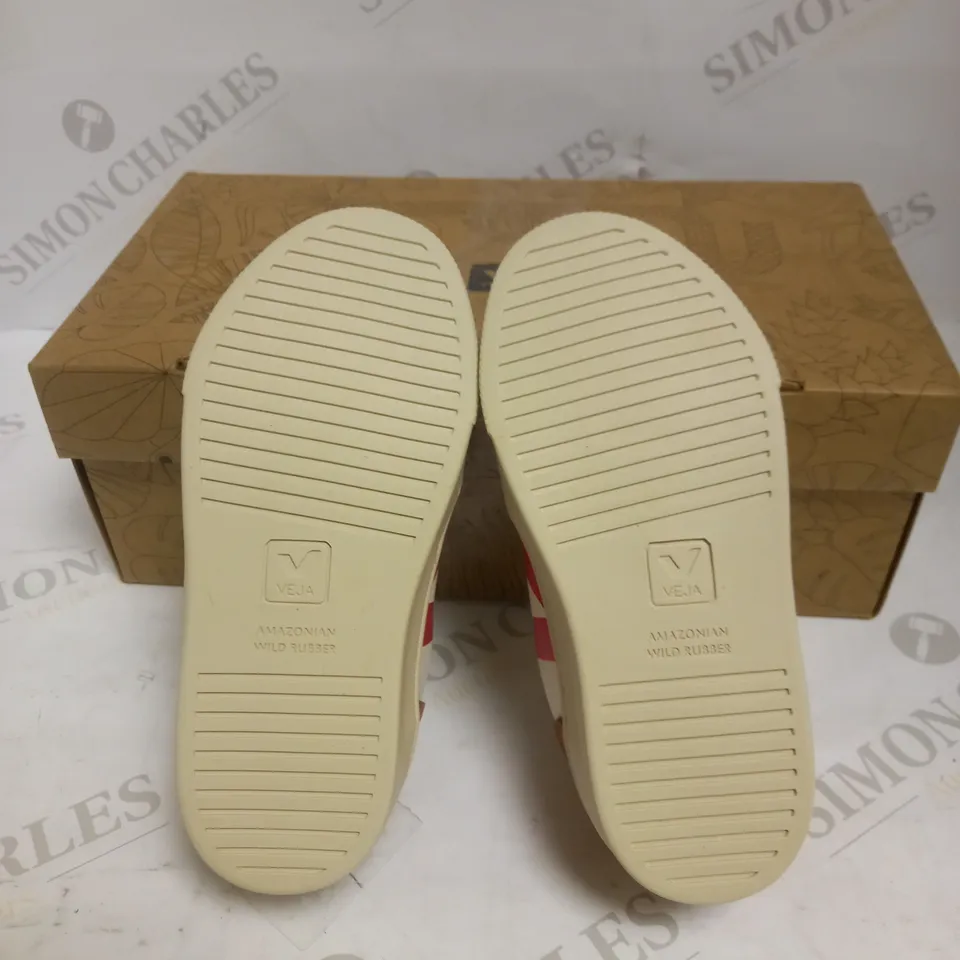 UK C10.5 VEJA V-12 CHROME DETAIL CHILDRENS TRAINERS 