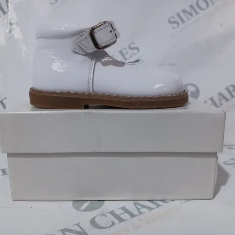 BOXED ANDANINES CHAROL BLANCO SHOE IN WHITE EU SIZE 19