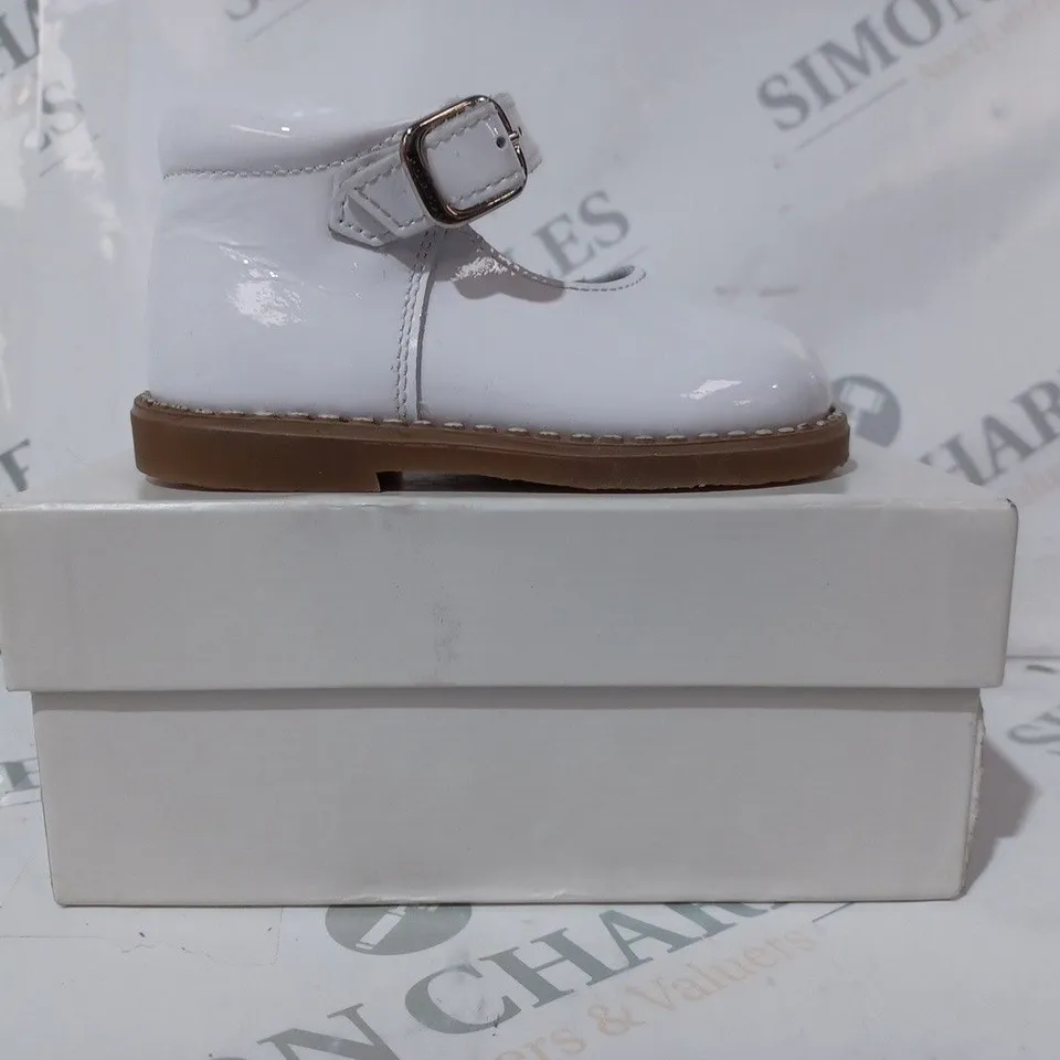 BOXED ANDANINES CHAROL BLANCO SHOE IN WHITE EU SIZE 19