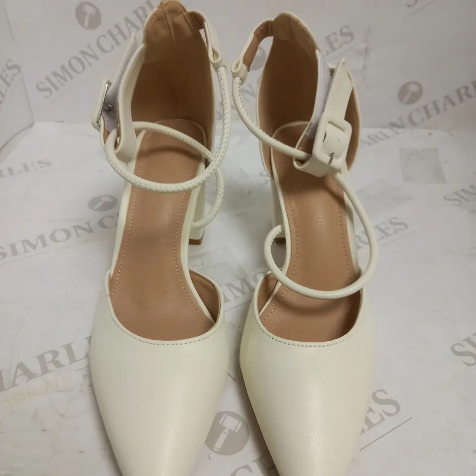 BLOCK HEELED POINTY TOE VELCRO/BUCKLE DETAIL HEELS WHITE EU 37