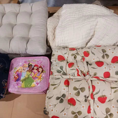 BOX OF APPROXIMATELY 8 ASSORTED HOUSEHOLD ITEMS TO INCLUDE - BLANETS, LUNCH BOX, AND THROW PILLOWS ETC. 