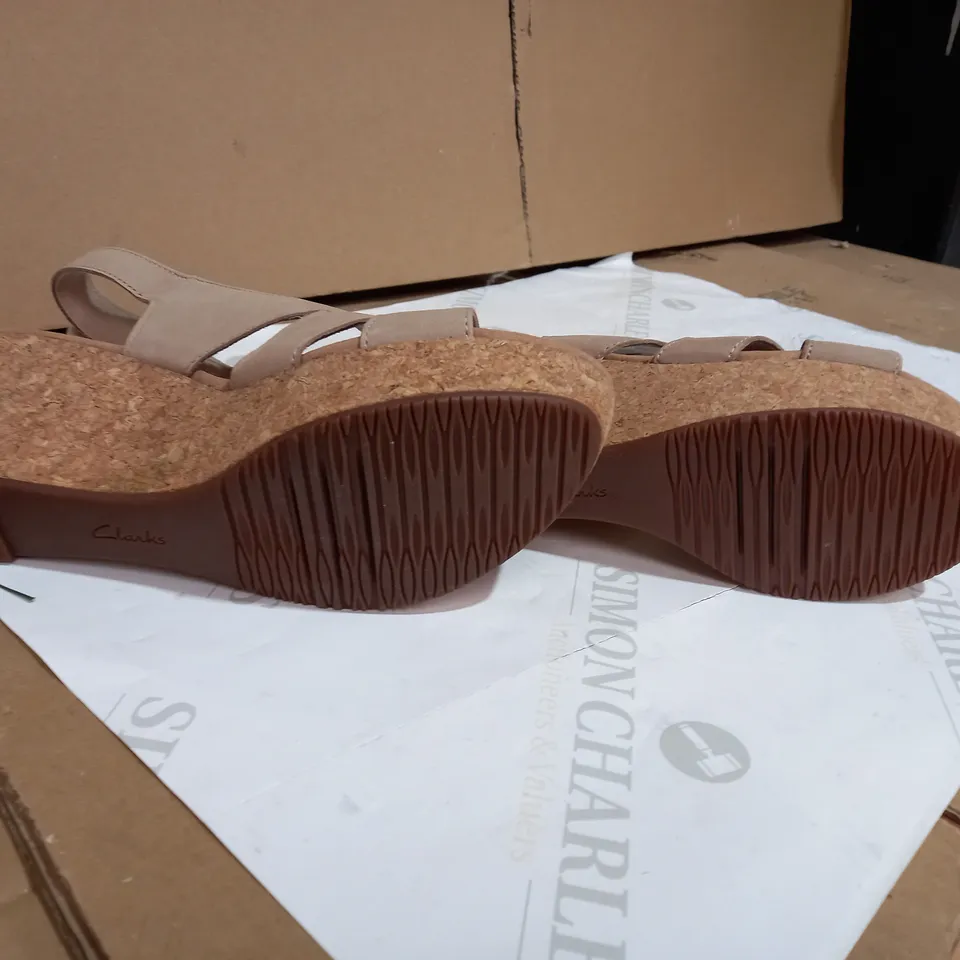 BOXED CLARKS ANNADEL BARI WEDGE SANDAL WIDE FIT BEIGE STYLE SIZE 6