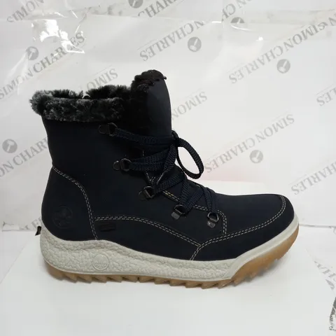 BOXED PAIR OF RIEKER WATER RESISTANT WARM LINED HIKING BOOTS, NAVY - SIZE 7.5