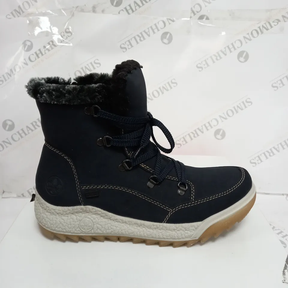 BOXED PAIR OF RIEKER WATER RESISTANT WARM LINED HIKING BOOTS, NAVY - SIZE 7.5