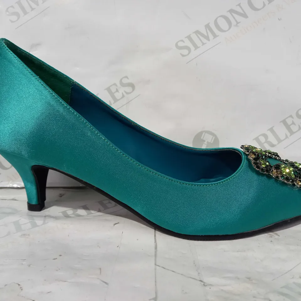 PAIR OF BAOYAFANG CLOSED TOE HEELED SHOES IN TEAL SATIN W. JEWEL EFFECT SIZE UNSPECIFIED