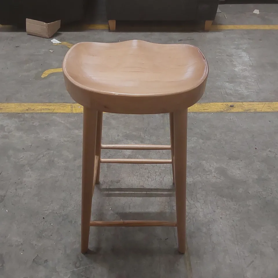 DESIGNER SHAKER BAR STOOL