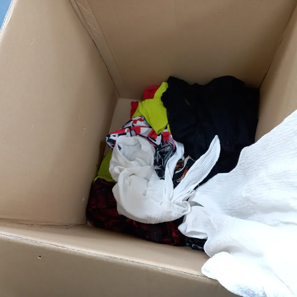 A BOX OF APPROXIMATELY 12 ASSORTED CLOTHING ITEMS TO INCLUDE A SLEEVELESS BOTTON TOP AND A BLACK/RED NIGHT GOWN