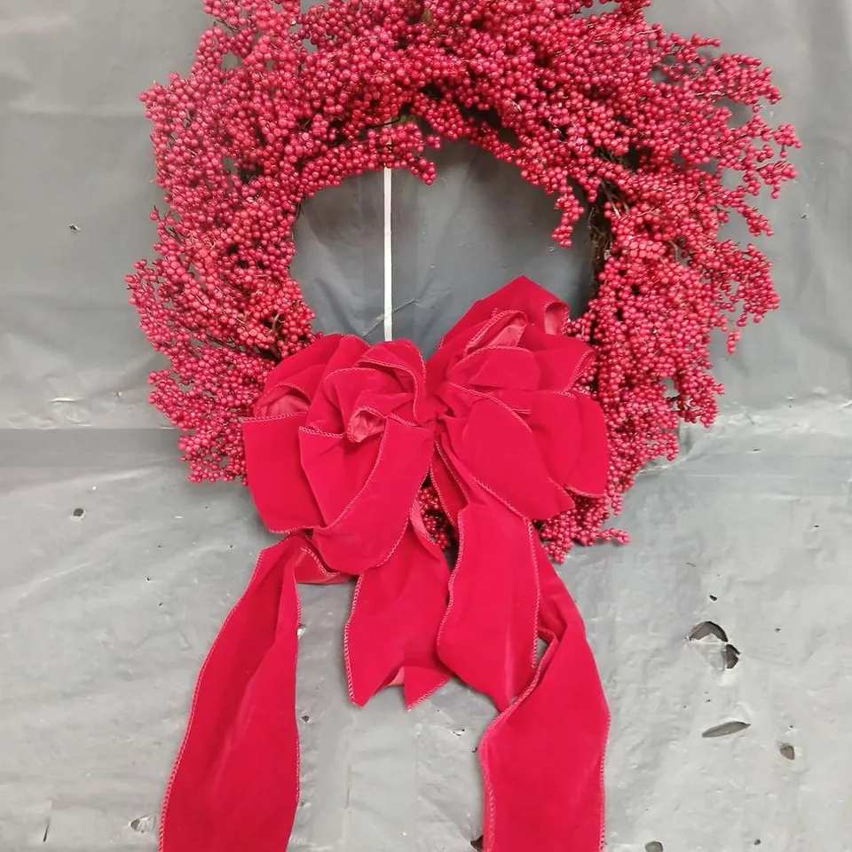 BOXED RED BERRY BOW DETAIL WREATH DECORATION