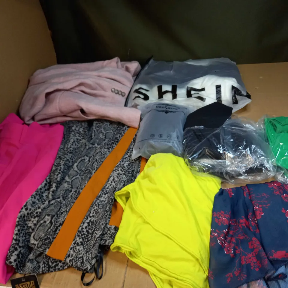 BOX OF APPROX 35 ASSORTED CLOTHING ITEMS TO INCLUDE - DRESSES, T-SHIRTS AND TROUSERS