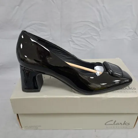CLARKS SIGNATURE FERNE TRIM BLACK PATENT HEELS – WOMEN'S, UK7