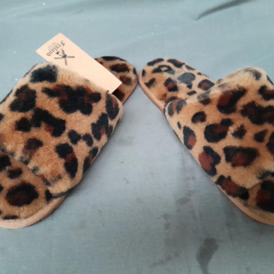 BOXED PAIR OF FENLAND SHEEPSKIN WOMEN'S SLIDERS IN LEOPARD SIZE 5/6