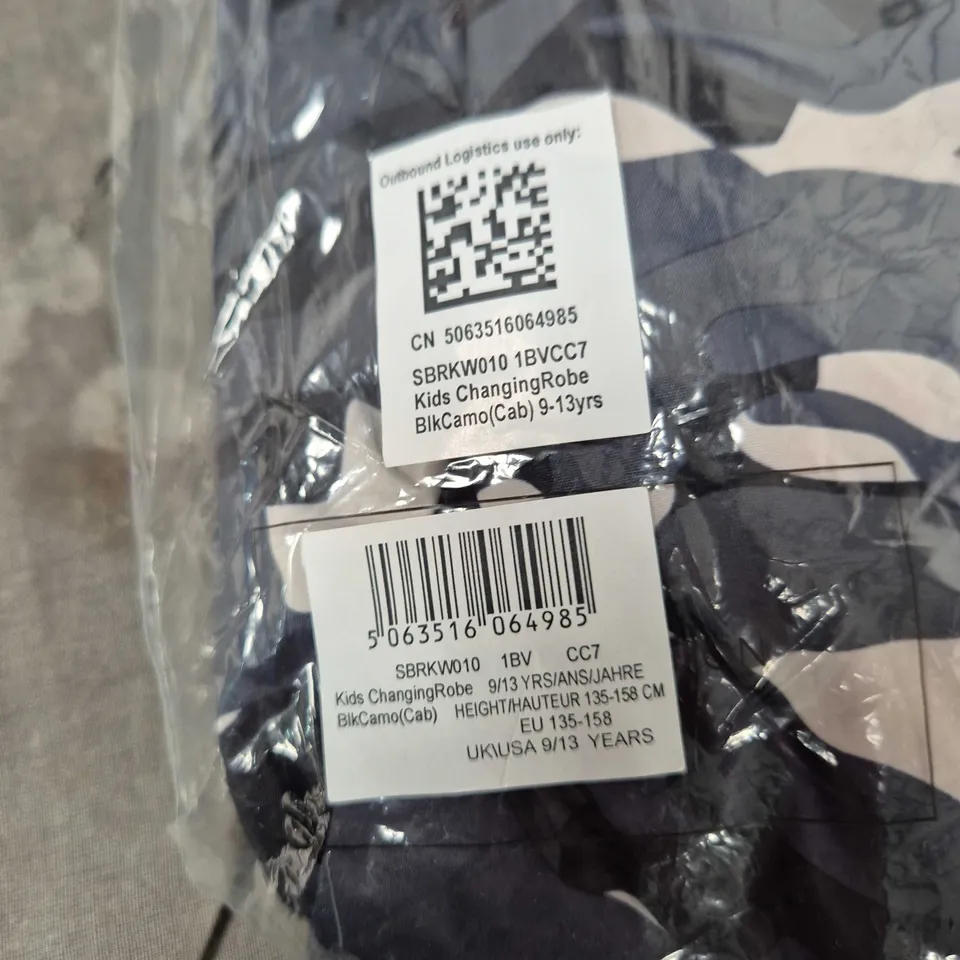 REGATTA GREAT OUTDOORS KIDS CHANGING ROBE – BLACK CAMO, 9–13 YEARS