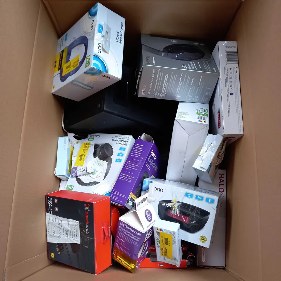 LOT OF APROX 20 ASSORTED ELECTRICAL ITEMS TO INCLUDE HEADPHONES , ALARM CLOCK , USB CHARGER ECT