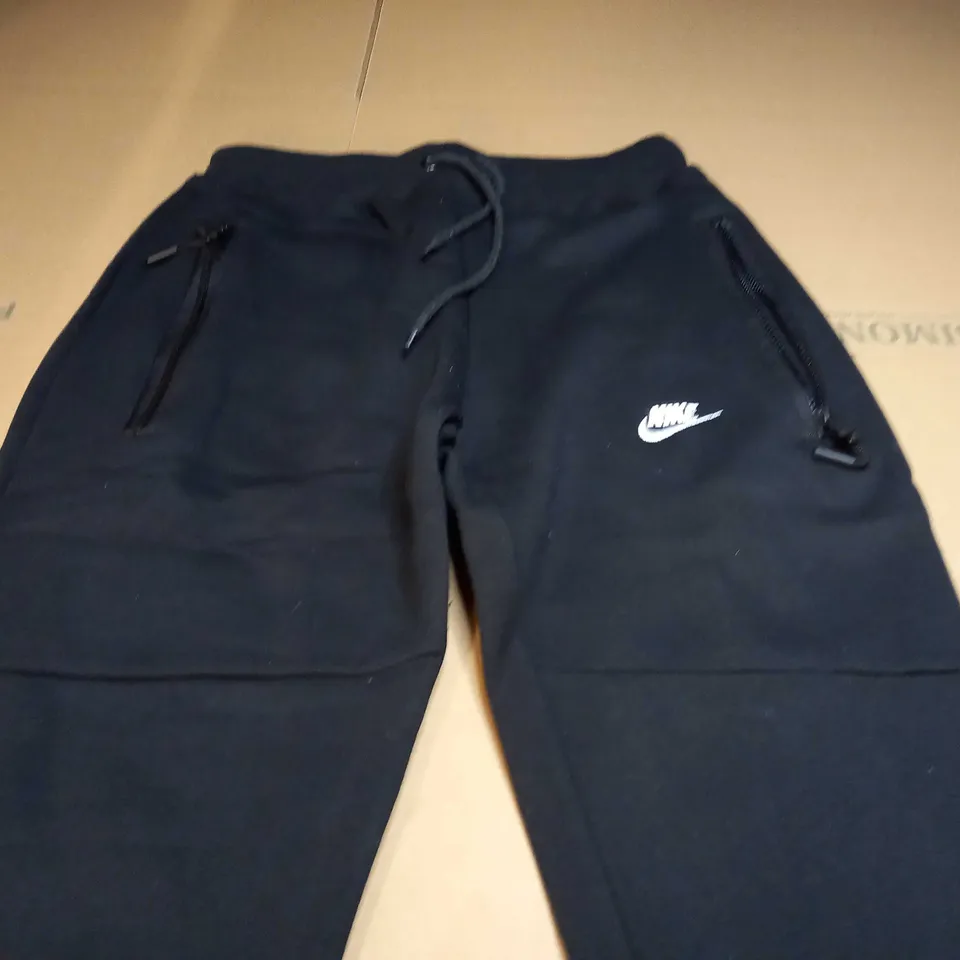 NIKE TRACKSUIT BOTTOM IN BLACK - MEDIUM