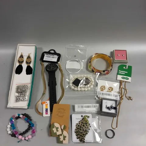 APPROXIMATELY 30 ASSORTED JEWELLERY PRODUCTS TO INCLUDE NECKLACES, RINGS, EARRINGS ETC