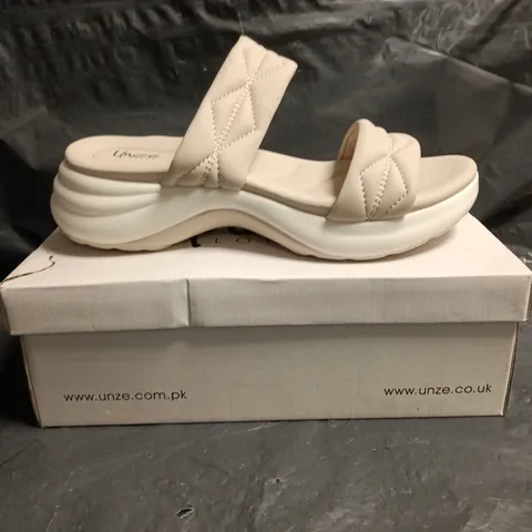 UNZE WOMEN’S SANDALS – WHITE QUILTED STRAPS, PLATFORM SOLE SIZE 8