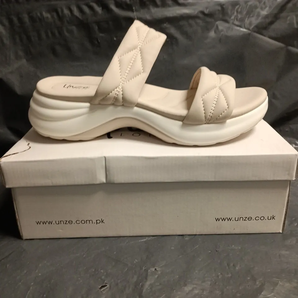 UNZE WOMEN’S SANDALS – WHITE QUILTED STRAPS, PLATFORM SOLE SIZE 8